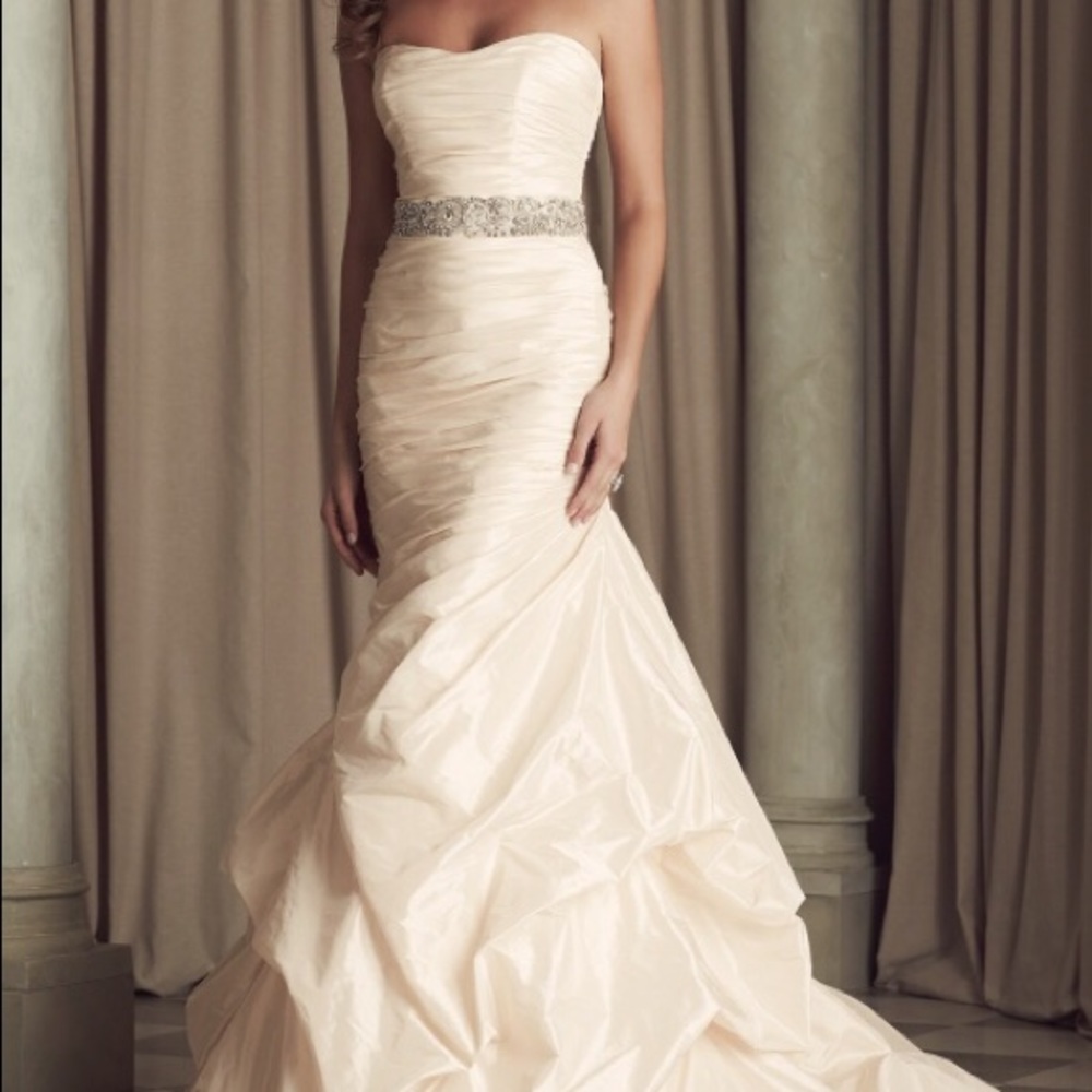 Recent Engagement?? NEW! Gorgeous Paloma Blanca Wedding/Formal Gown!